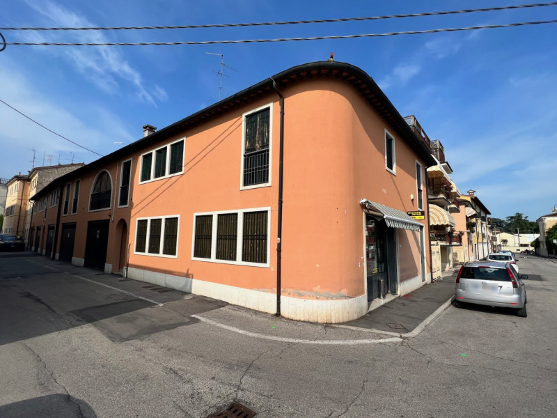 Lonigo zona centrale vendesi negozio di circa 90 mq. attualmente locato ad Euro 650 mensili. Otti...
