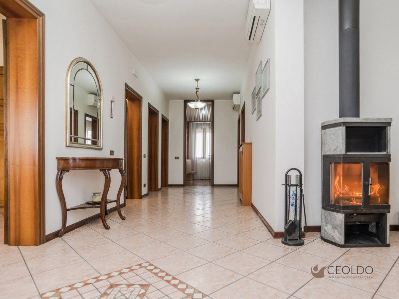 MASSANZAGO FRAZIONE: PORZIONE DI BIFAMILIARE DALLE AMPIE METRATURE E SCOPERTO PRIVATO DI 800 MQ!
...