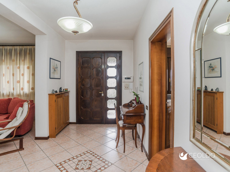 MASSANZAGO FRAZIONE: PORZIONE DI BIFAMILIARE DALLE AMPIE METRATURE E SCOPERTO PRIVATO DI 800 MQ!
...