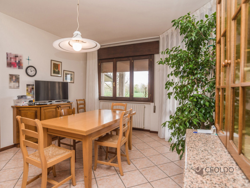 MASSANZAGO FRAZIONE: PORZIONE DI BIFAMILIARE DALLE AMPIE METRATURE E SCOPERTO PRIVATO DI 800 MQ!
...