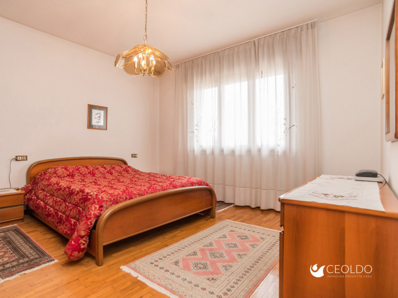 MASSANZAGO FRAZIONE: PORZIONE DI BIFAMILIARE DALLE AMPIE METRATURE E SCOPERTO PRIVATO DI 800 MQ!
...