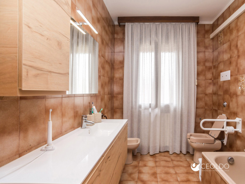 MASSANZAGO FRAZIONE: PORZIONE DI BIFAMILIARE DALLE AMPIE METRATURE E SCOPERTO PRIVATO DI 800 MQ!
...