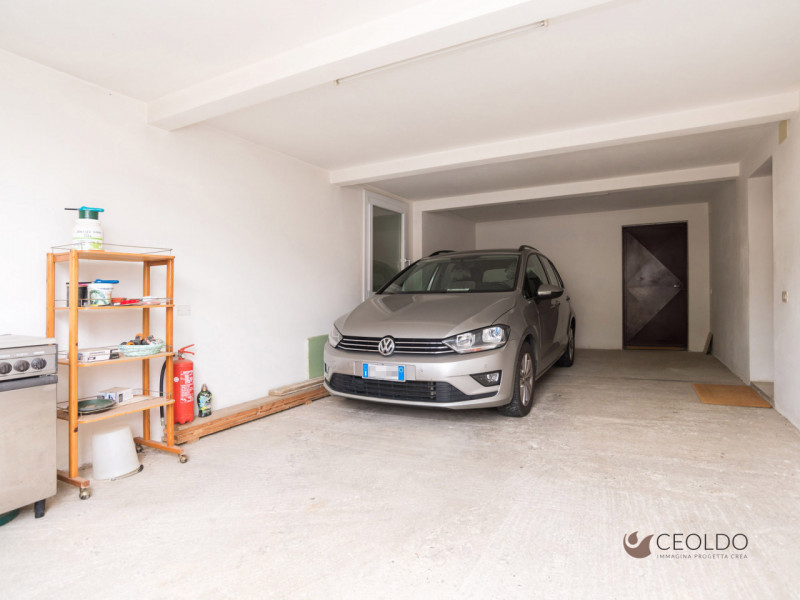 MASSANZAGO FRAZIONE: PORZIONE DI BIFAMILIARE DALLE AMPIE METRATURE E SCOPERTO PRIVATO DI 800 MQ!
...