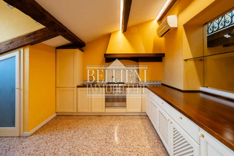 CONTRA' SANTA CATERINA - Proponiamo in vendita un attico all' ultimo piano con altana in un palaz...