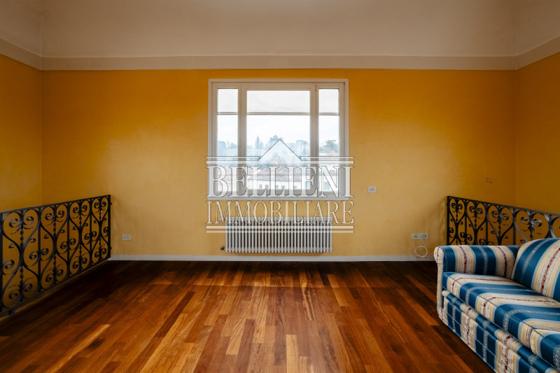 CONTRA' SANTA CATERINA - Proponiamo in vendita un attico all' ultimo piano con altana in un palaz...