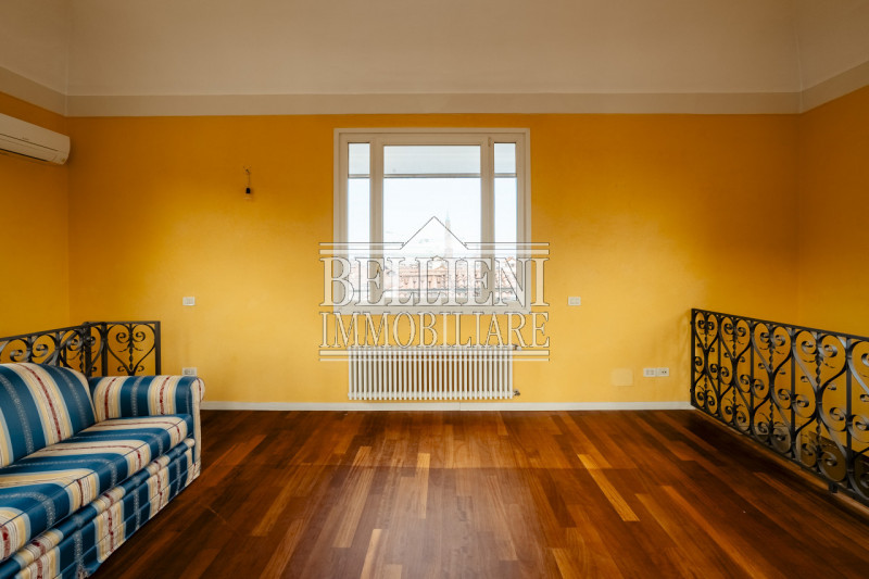 CONTRA' SANTA CATERINA - Proponiamo in vendita un attico all' ultimo piano con altana in un palaz...