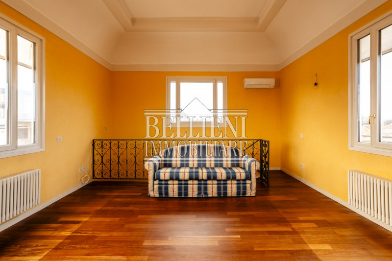 VICINANZE VIA PAOLO LIOY - Vendesi ultimo piano con altana in un palazzo ristrutturato risalente ...
