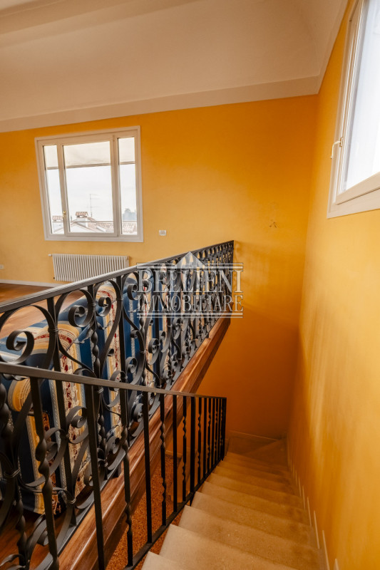 VICINANZE VIA PAOLO LIOY - Vendesi ultimo piano con altana in un palazzo ristrutturato risalente ...