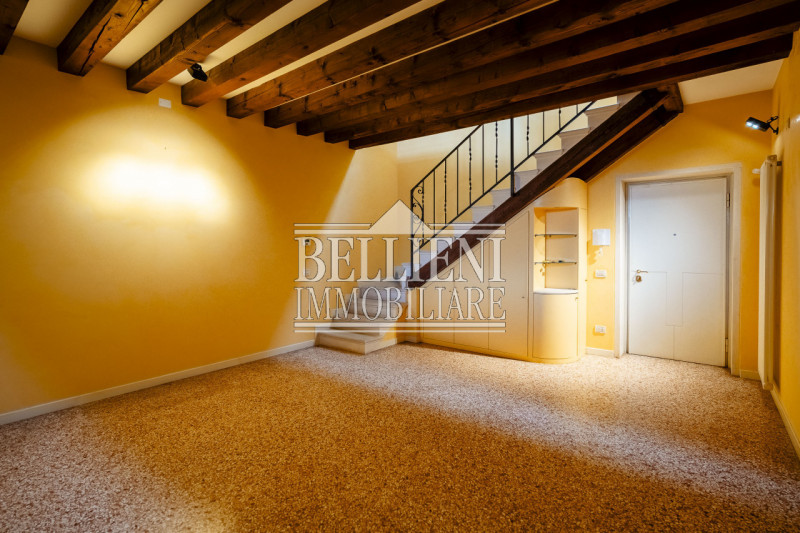 CONTRA' SANTA CATERINA - Proponiamo in vendita un attico all' ultimo piano con altana in un palaz...