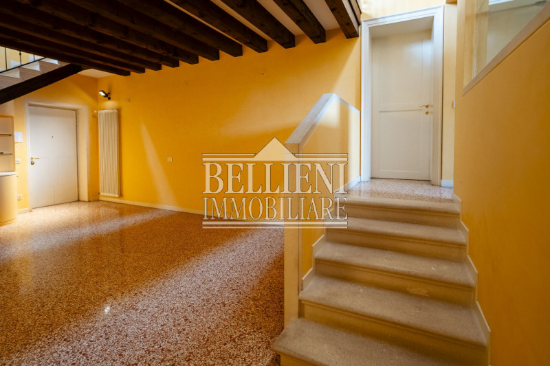 VICINANZE VIA PAOLO LIOY - Vendesi ultimo piano con altana in un palazzo ristrutturato risalente ...