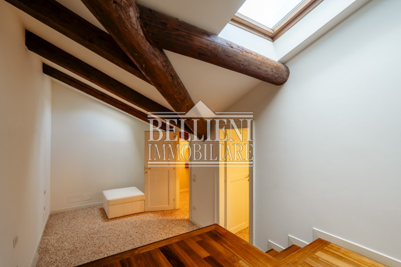 VICINANZE VIA PAOLO LIOY - Vendesi ultimo piano con altana in un palazzo ristrutturato risalente ...