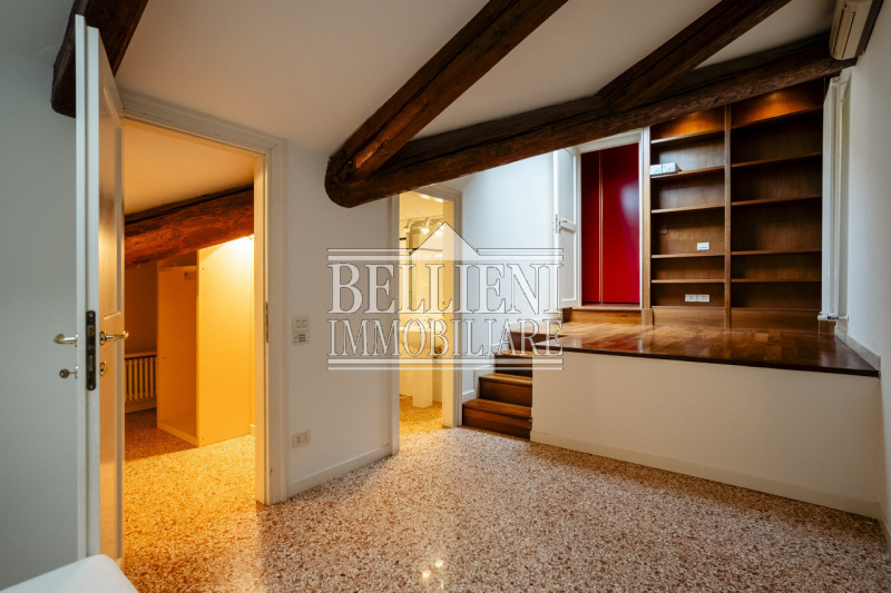 VICINANZE VIA PAOLO LIOY - Vendesi ultimo piano con altana in un palazzo ristrutturato risalente ...