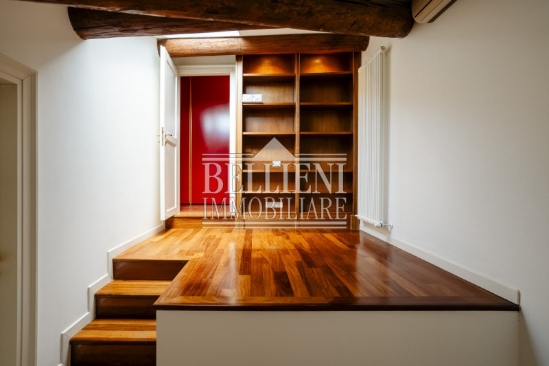 CONTRA' SANTA CATERINA - Proponiamo in vendita un attico all' ultimo piano con altana in un palaz...