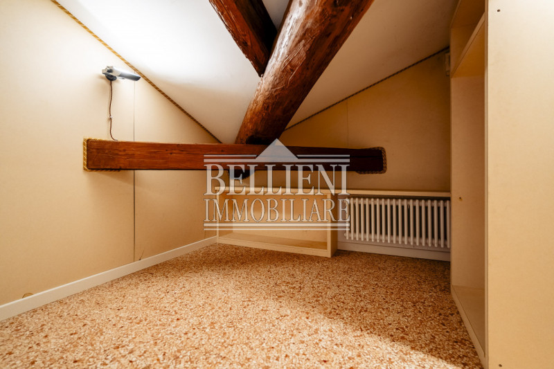 CONTRA' SANTA CATERINA - Proponiamo in vendita un attico all' ultimo piano con altana in un palaz...