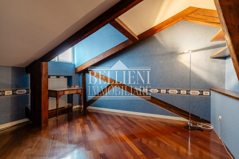 CONTRA' SANTA CATERINA - Proponiamo in vendita un attico all' ultimo piano con altana in un palaz...