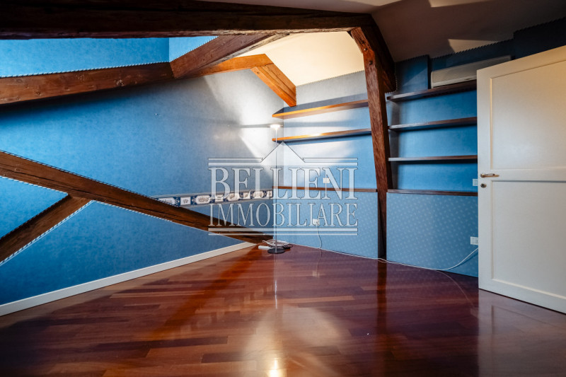 CONTRA' SANTA CATERINA - Proponiamo in vendita un attico all' ultimo piano con altana in un palaz...