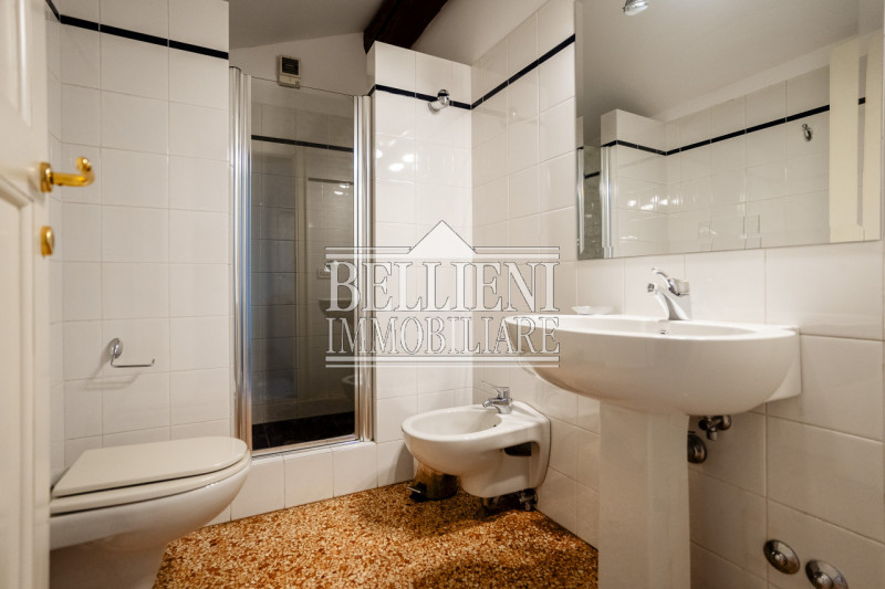 VICINANZE VIA PAOLO LIOY - Vendesi ultimo piano con altana in un palazzo ristrutturato risalente ...