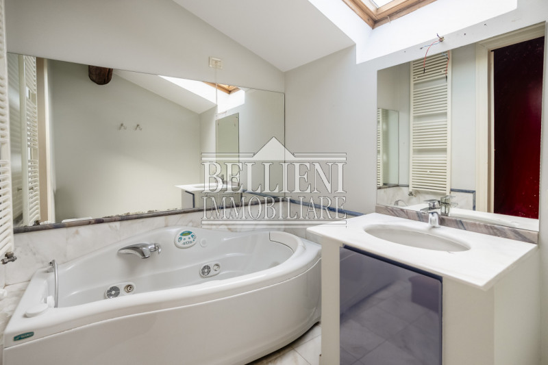 CONTRA' SANTA CATERINA - Proponiamo in vendita un attico all' ultimo piano con altana in un palaz...