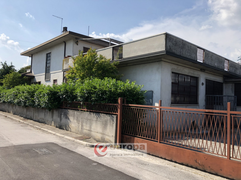 BOLZANO VICENTINO : Casa singola con laboratorio che insistono su lotto di 2346 mq.. Abitazione c...