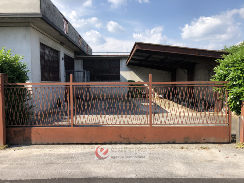 BOLZANO VICENTINO : Casa singola con laboratorio che insistono su lotto di 2346 mq.. Abitazione c...