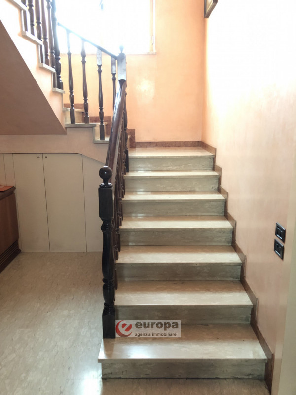 BOLZANO VICENTINO : Casa singola con laboratorio che insistono su lotto di 2346 mq.. Abitazione c...