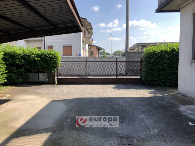 BOLZANO VICENTINO : Casa singola con laboratorio che insistono su lotto di 2346 mq.. Abitazione c...