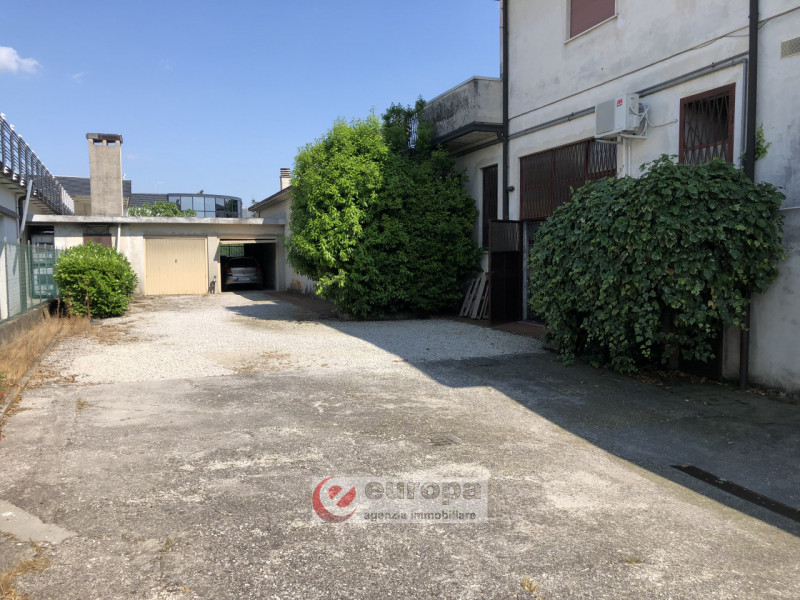 BOLZANO VICENTINO : Casa singola con laboratorio che insistono su lotto di 2346 mq.. Abitazione c...