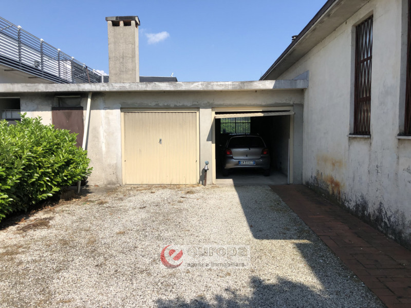 BOLZANO VICENTINO : Casa singola con laboratorio che insistono su lotto di 2346 mq.. Abitazione c...