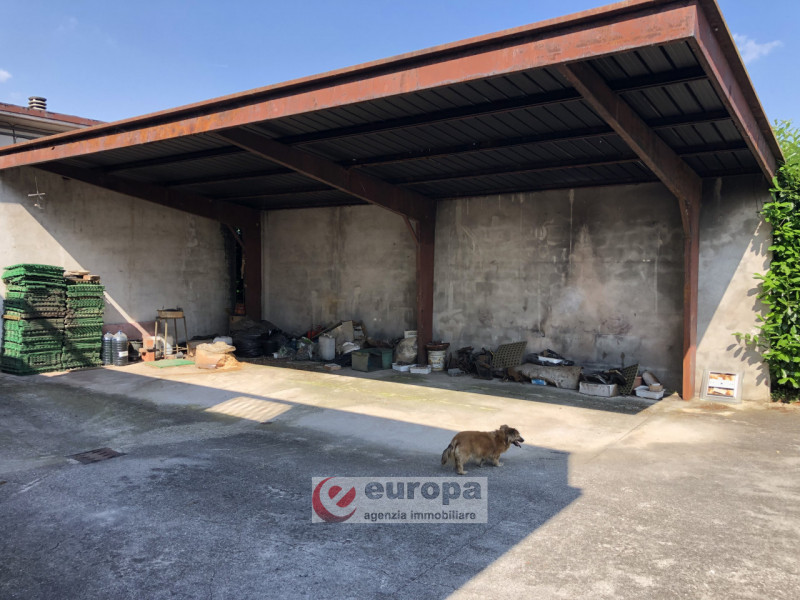 BOLZANO VICENTINO : Casa singola con laboratorio che insistono su lotto di 2346 mq.. Abitazione c...