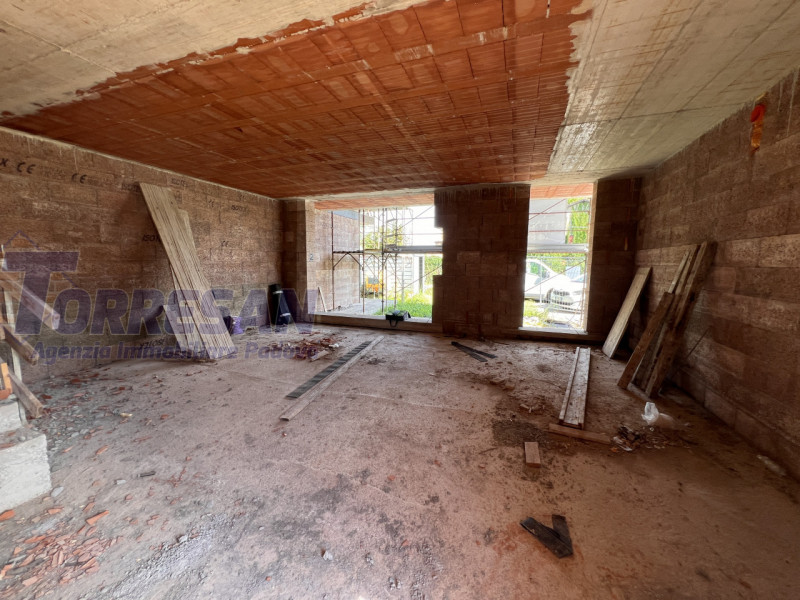 Noventa Padovana, comodi al centro città e alle principali arterie di comunicazione. 
Ampie porzi...