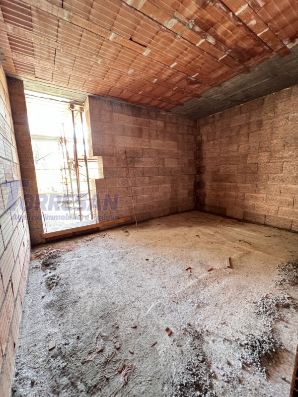 Noventa Padovana, comodi al centro città e alle principali arterie di comunicazione. 
Ampie porzi...