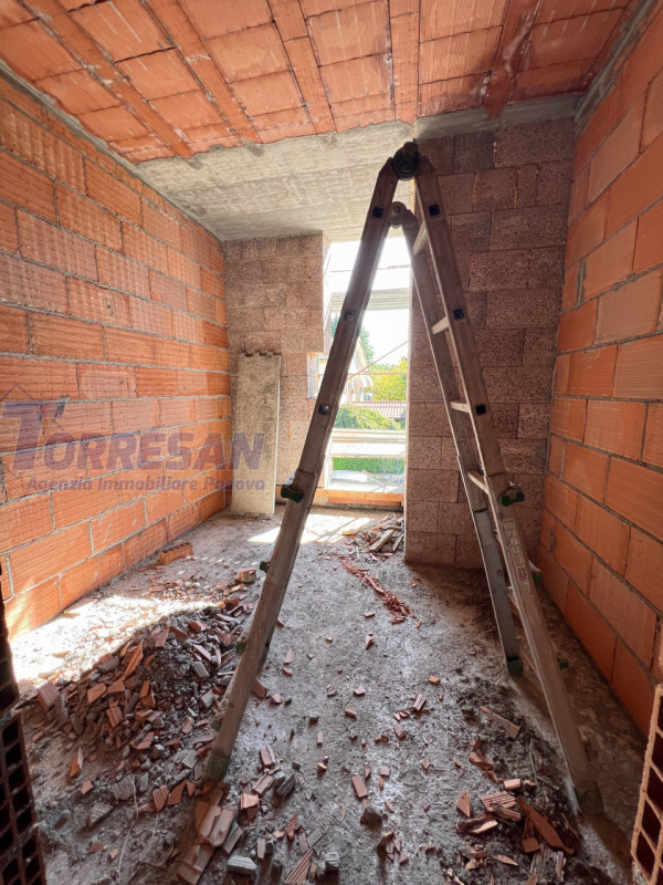 Noventa Padovana, comodi al centro città e alle principali arterie di comunicazione. 
Ampie porzi...