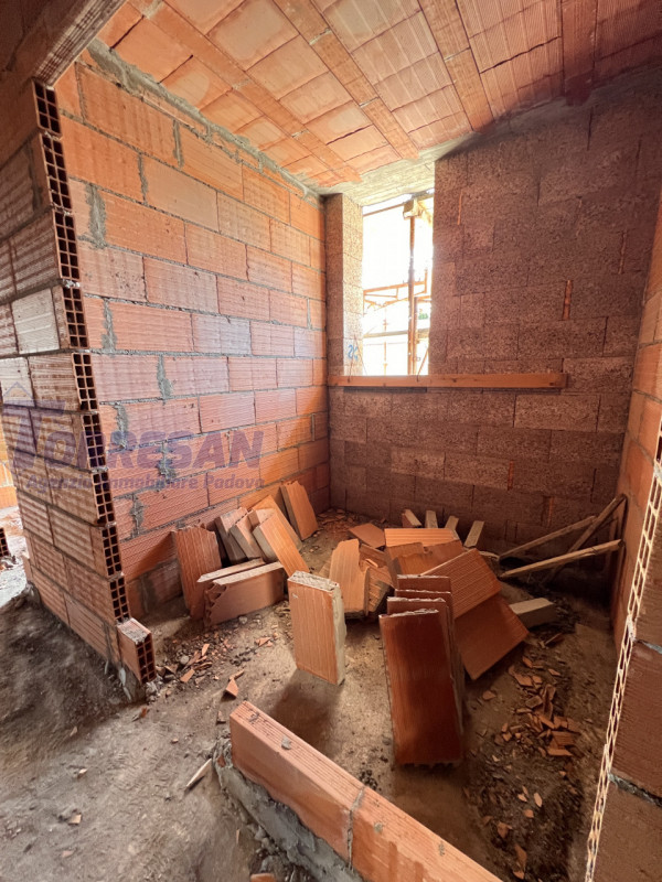 Noventa Padovana, comodi al centro città e alle principali arterie di comunicazione. 
Ampie porzi...