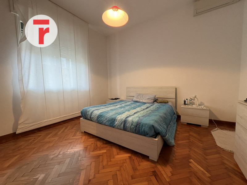 In zona Sant’Antonino, ben servita e comoda a tutte le principali necessità, immobile indipendent...