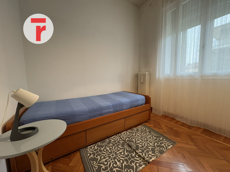 In zona Sant’Antonino, ben servita e comoda a tutte le principali necessità, immobile indipendent...