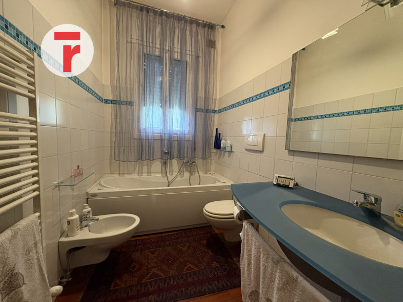 In zona Sant’Antonino, ben servita e comoda a tutte le principali necessità, immobile indipendent...