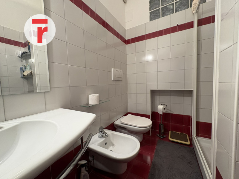 In zona Sant’Antonino, ben servita e comoda a tutte le principali necessità, immobile indipendent...