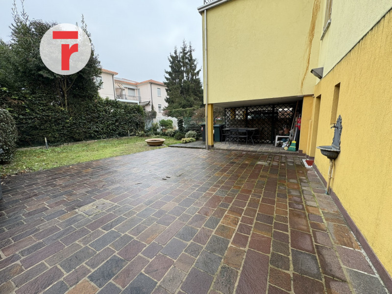 In zona Sant’Antonino, ben servita e comoda a tutte le principali necessità, immobile indipendent...