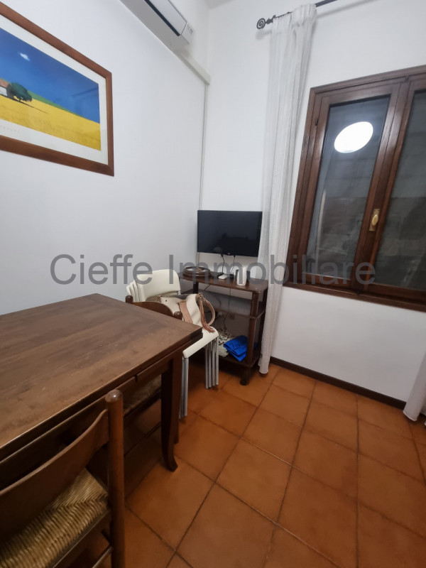 Proponiamo in locazione una porzione centrale di casa a schiera ideale per studenti. Disponibile ...