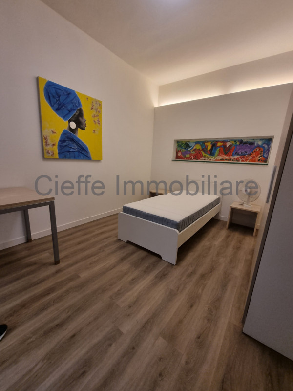 Proponiamo in locazione una porzione centrale di casa a schiera ideale per studenti. Disponibile ...