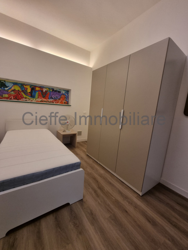 Proponiamo in locazione una porzione centrale di casa a schiera ideale per studenti. Disponibile ...