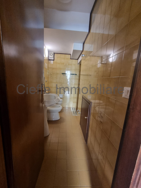 Proponiamo in locazione una porzione centrale di casa a schiera ideale per studenti. Disponibile ...