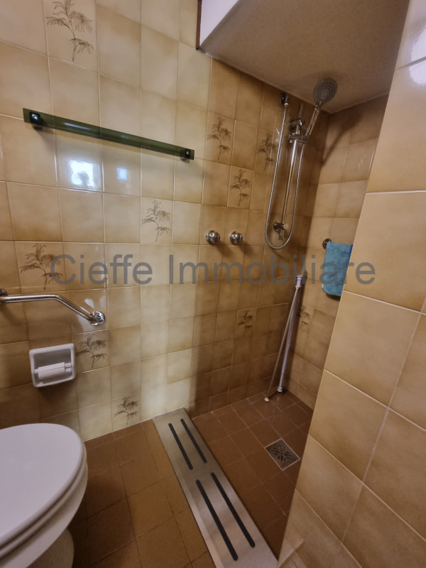 Proponiamo in locazione una porzione centrale di casa a schiera ideale per studenti. Disponibile ...