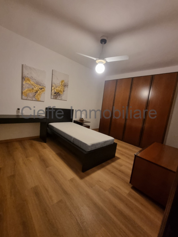 Proponiamo in locazione una porzione centrale di casa a schiera ideale per studenti. Disponibile ...