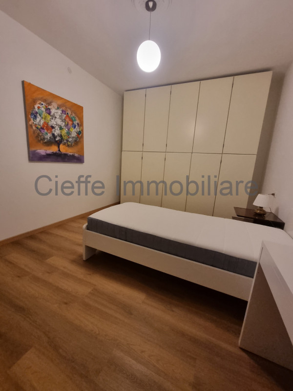 Proponiamo in locazione una porzione centrale di casa a schiera ideale per studenti. Disponibile ...