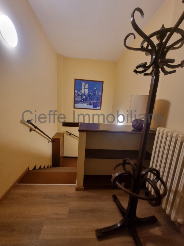Proponiamo in locazione una porzione centrale di casa a schiera ideale per studenti. Disponibile ...