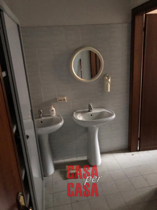 Proponiamo in affitto un capannone di mq 1500 + mq 520 di uffici e mq 5000 di scoperto esclusivo....