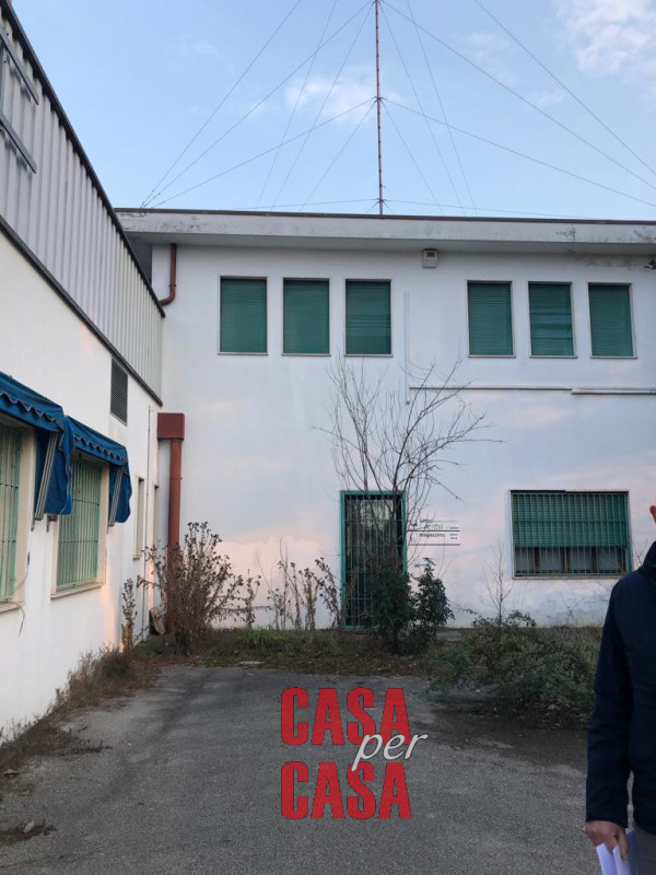 Proponiamo in affitto un capannone di mq 1500 + mq 520 di uffici e mq 5000 di scoperto esclusivo....