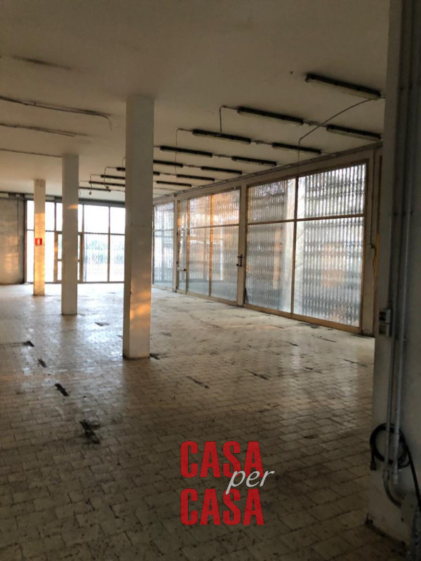 Proponiamo in affitto un capannone di mq 1500 + mq 520 di uffici e mq 5000 di scoperto esclusivo....