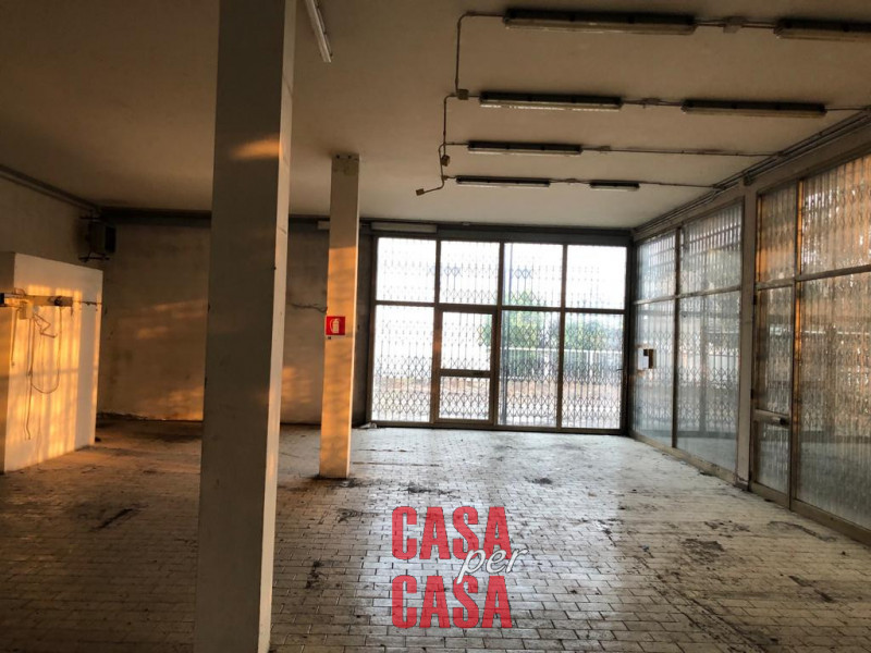 Proponiamo in affitto un capannone di mq 1500 + mq 520 di uffici e mq 5000 di scoperto esclusivo....